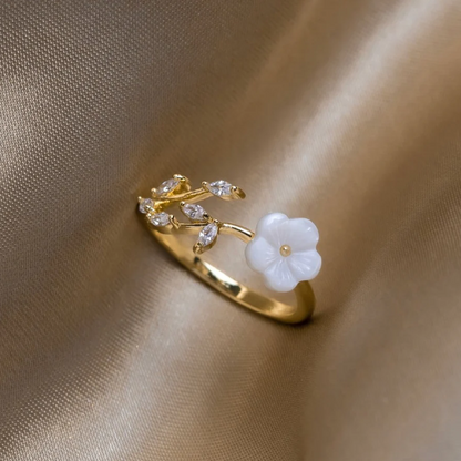 Anello elegante con fiore bianco