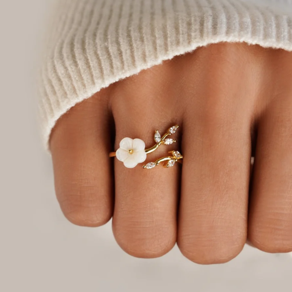 Anello elegante con fiore bianco