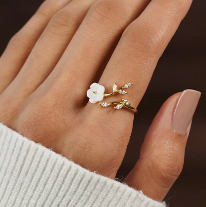 Anello elegante con fiore bianco