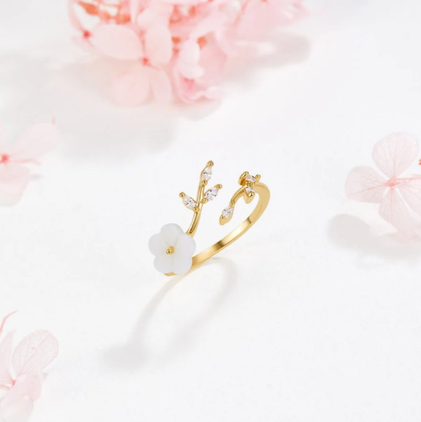 Anello elegante con fiore bianco