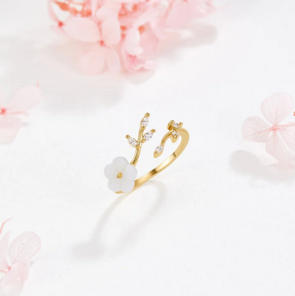 Anello elegante con fiore bianco