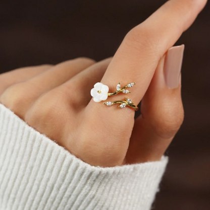Anello elegante con fiore bianco
