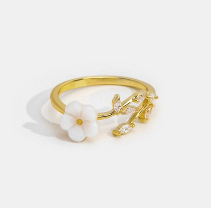 Anello elegante con fiore bianco